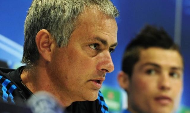 2012欧冠负拜仁 穆里尼奥擦干泪水去C罗家安慰他