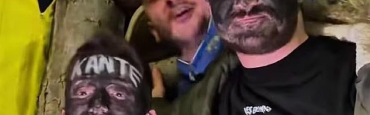 蓝鲸体育-抽象，两名费内巴切球迷欢迎坎特的时候把脸涂成了黑色