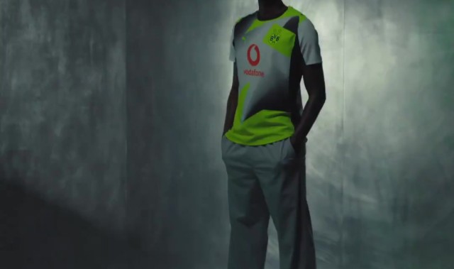 蓝鲸体育网页版-多特发布本赛季客场球衣：银雾灰主色调，拼接黄黑配色图案