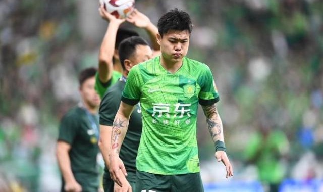 蓝鲸体育-杨立瑜接受踝关节外支具固定治疗 姜祥佑右肩挫伤