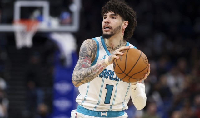 蓝鲸体育直播-稳住别浪！三球半场12中7&amp;三分7中4砍20分5板3助 首节独揽13分