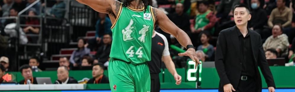 蓝鲸体育-30分惨败后再狂输16分！辽篮赛后疑似内讧：杨鸣离下课不远了？